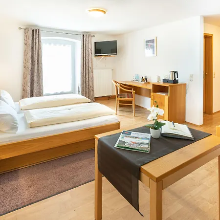 מלון Landgasthof Zum Pflug 3*